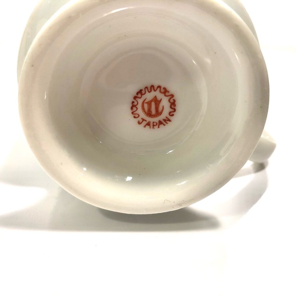 2 Vintage floral pedestal mugs, white with blue and green flowers. Japan. - Picture 7 of 8